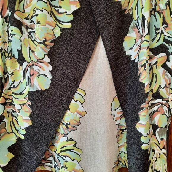 NWT BCBG MaxAzria Tulip Top - Picture 5 of 16